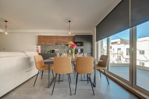 Una cocina o cocineta en Kuya 3BR Modern Apt By JL