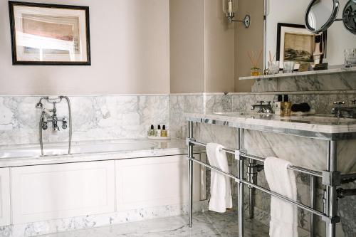 Uma casa de banho em Cliveden House - an Iconic Luxury Hotel