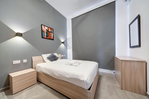 Una cama o camas en una habitación de Kuya 3BR Modern Apt By JL