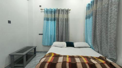 Katil atau katil-katil dalam bilik di Aashirwad Residency Inn