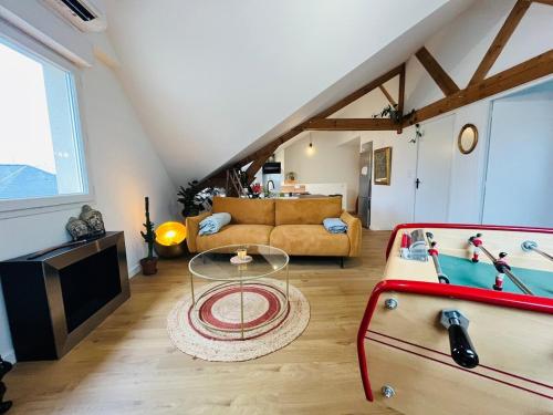 un salon avec une table de billard et un canapé dans l'établissement Casa Diderot - T3, à Angers