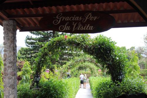 an archway with a sign that saysaris for autism at Hotel Valle Verde in Valle de Anton
