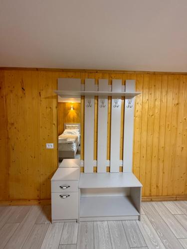 Katil atau katil-katil dalam bilik di Mountain Discoveries guest house