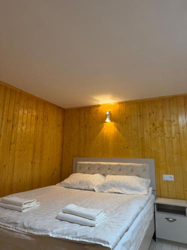 Katil atau katil-katil dalam bilik di Mountain Discoveries guest house