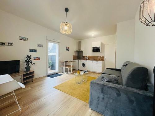 un salon avec un canapé et une cuisine dans l'établissement Casa Diderot - Studio, à Angers