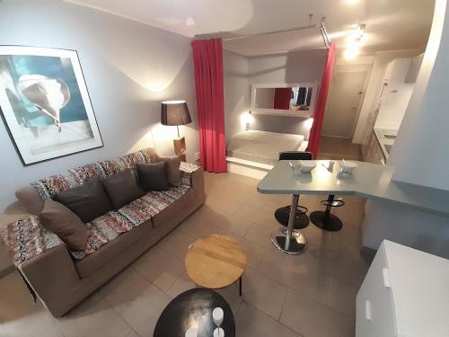 un salon avec un canapé et une table dans l'établissement Appartement Village Naturiste Intense, au Cap d'Agde