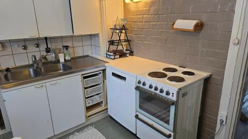 Kuchyň nebo kuchyňský kout v ubytování Beach cottage near Syöte