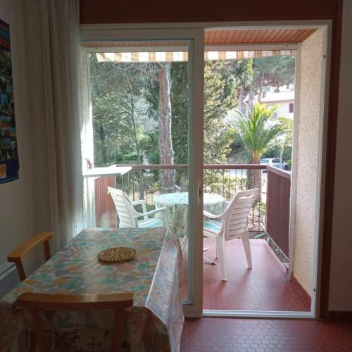 une pièce avec une table et des chaises sur un balcon dans l'établissement 3VSE-ALZ210 Studio équipé pour 3 personnes au 2ème étage parking, à Collioure