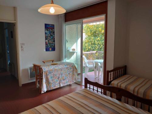 - une chambre avec un lit, une table et un balcon dans l'établissement 3VSE-ALZ210 Studio équipé pour 3 personnes au 2ème étage parking, à Collioure