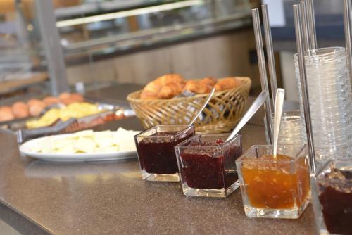 un comptoir proposant différents types de nourriture et de boissons dans l'établissement Hotel Café Wahlde Restaurant, à Grapperhausen