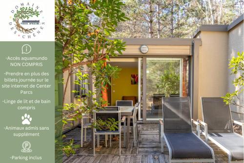 un dépliant pour un patio avec des chaises et une table dans l'établissement Cottage 6p- Les hauts de Bruyères-234, à Chaumont-sur-Tharonne