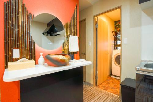 baño con encimera con espejo en 楓の宿 2号館, en Osaka