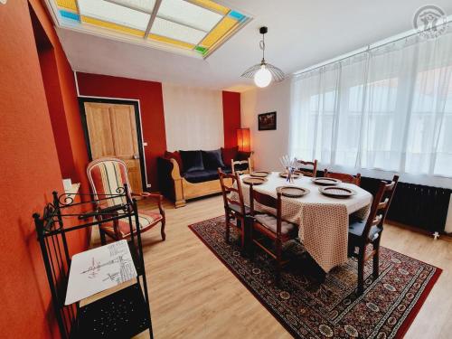 une salle à manger avec une table et des chaises dans l'établissement La ferme bisiaux, à Somain