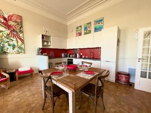 une salle à manger avec une table et des chaises en bois dans l'établissement Port de Bandol, direct mer, Gd conft, Clim, garage, à Bandol