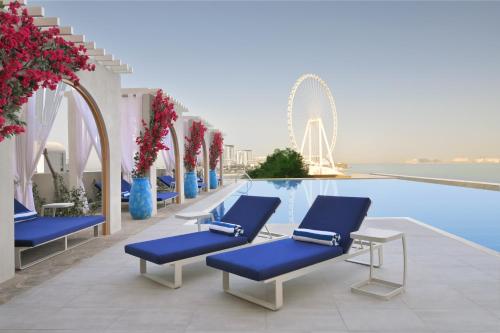 Bazén v ubytování JA Ocean View Hotel, Jumeirah Beach Dubai nebo v jeho okolí