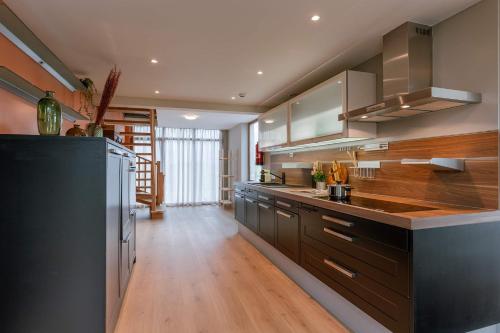 Η κουζίνα ή μικρή κουζίνα στο Huswell - Charming Vacation Home with Lush Garden