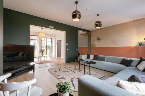 Χώρος καθιστικού στο Huswell - Charming Vacation Home with Lush Garden