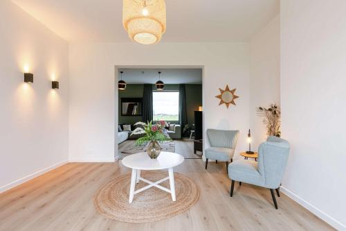 Χώρος καθιστικού στο Huswell - Charming Vacation Home with Lush Garden