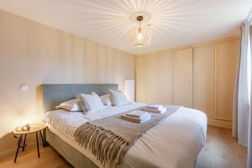 Ένα ή περισσότερα κρεβάτια σε δωμάτιο στο Huswell - Charming Vacation Home with Lush Garden