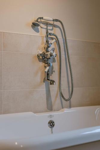 Ένα μπάνιο στο Huswell - Charming Vacation Home with Lush Garden
