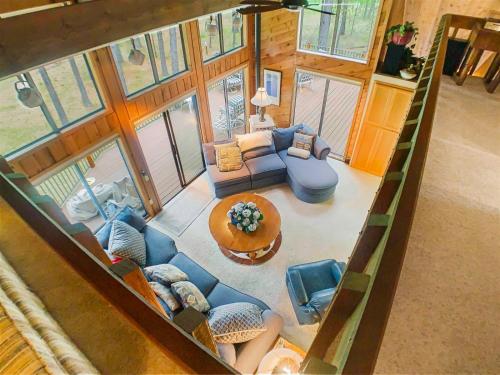 eine Aussicht auf ein Wohnzimmer in einem Haus in der Unterkunft Fairway View in Sisters