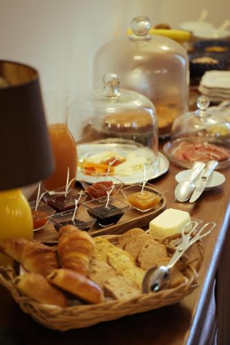 - une table remplie d'un panier de pain et de viennoiseries dans l'établissement Bidaia Saint Martin, à Guiche