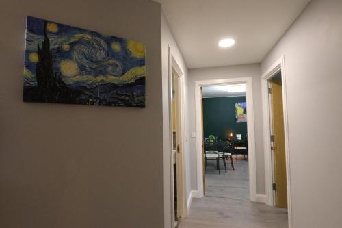 Fotografie z fotogalerie ubytování Stunning Top Floor Southside Apartment 2 BEDS PARKING WIFI NETFLIX v Birminghamu
