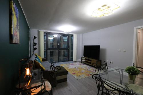 TV a/nebo společenská místnost v ubytování Stunning Top Floor Southside Apartment 2 BEDS PARKING WIFI NETFLIX