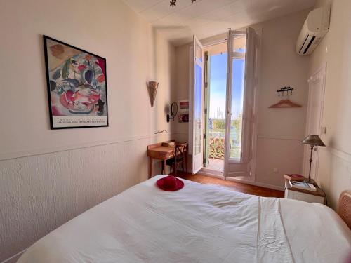 - une chambre avec un lit doté d'un ballon rouge dans l'établissement Port de Bandol, direct mer, Gd conft, Clim, garage, à Bandol