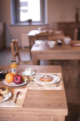 旁蒂纽尔Agriturismo Corte Alussi的一张桌子,上面放着两盘食物和水果