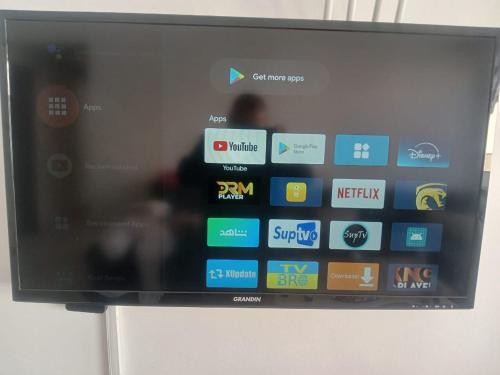 TV a/nebo společenská místnost v ubytování Appartement de Luxe Vue Mer Avec Climatisation ! à 5 minutes à pied de la Plage ! à environ 6 minutes en voiture du centre d'Agadir et à 10 minutes en voiture de Taghazout !