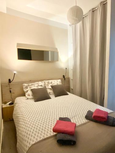 une chambre avec un lit avec deux oreillers dessus dans l'établissement LAVANDE Classé 3 Etoiles centre ancien port plages by LaConciergerie13, à La Ciotat