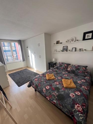 une chambre avec un lit avec deux serviettes dessus dans l'établissement Nid Douillet au coeur du centre historique, à Colmar