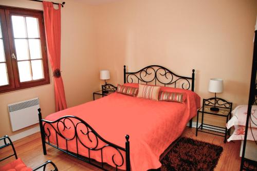 - une chambre avec un lit rouge et une fenêtre dans l'établissement Maison Monbazillac avec piscine 2-4 pax, à Monbazillac
