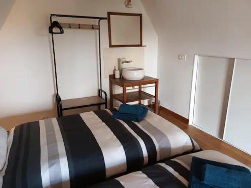 une chambre avec un grand lit et un lavabo dans l'établissement Gite d en Bas, à Sarlat-la-Canéda