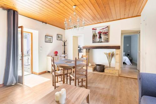 une salle à manger et un salon avec une table et des chaises dans l'établissement Gite d en Bas, à Sarlat-la-Canéda