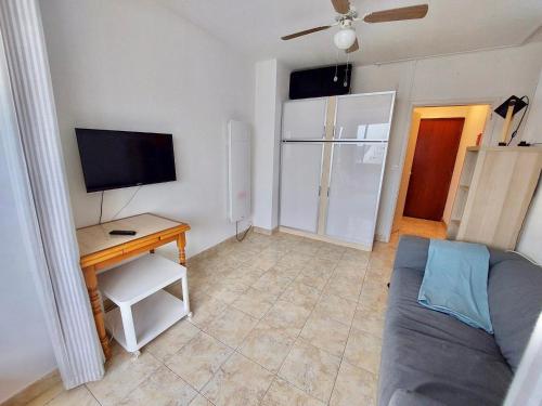 - un salon avec un canapé et un bureau avec une télévision dans l'établissement Beau P2 en centre ville de La Grande-Motte, proche mer - FR-1-716-72, à La Grande Motte