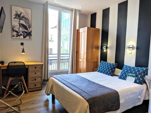 Una cama o camas en una habitación de H33 Hôtel