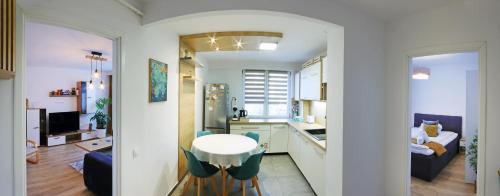 a kitchen and living room with a small table in a room at Bethlen Apartman in Odorheiu Secuiesc