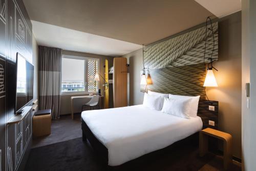 Postel nebo postele na pokoji v ubytování ibis Geneve Centre Lac