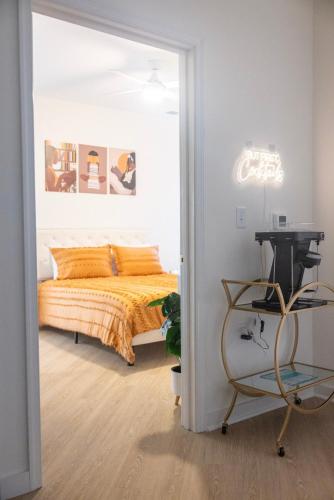 a bedroom with a bed and a table and a desk at Cozy 1BR with Private Balcony, Gym, Pool & Workspace in Richmond
