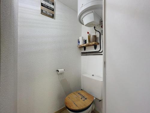 La salle de bains est pourvue de toilettes et d'un siège en bois. dans l'établissement 3626-à 400m de la plage, Piscine, Parking, à Argelès-sur-Mer