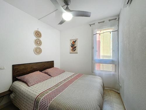 une chambre avec un lit et une fenêtre dans l'établissement 3626-à 400m de la plage, Piscine, Parking, à Argelès-sur-Mer