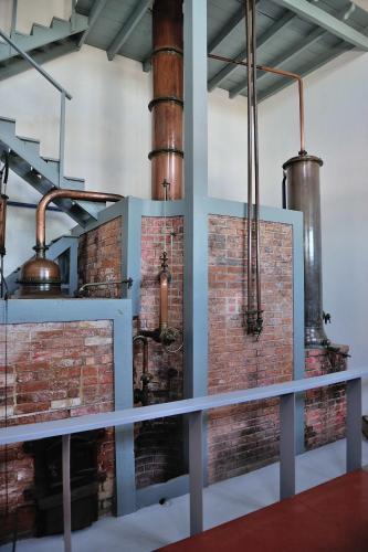 a room with brick walls and pipes at Quinta do Piloto in Palmela