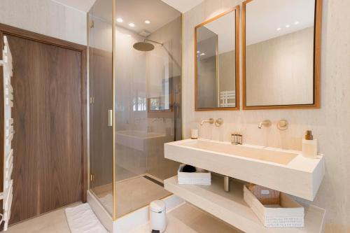 une salle de bain avec un lavabo et une douche dans l'établissement La Réale Croisette, à Cannes