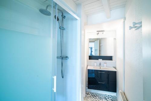 un baño con ducha y lavabo en Le Petit Nid en Haut, en duplex, en Limoges