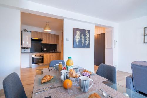 une salle à manger avec une table sur laquelle se trouve de la nourriture dans l'établissement Le Petit Nid en Haut, en duplex, à Limoges