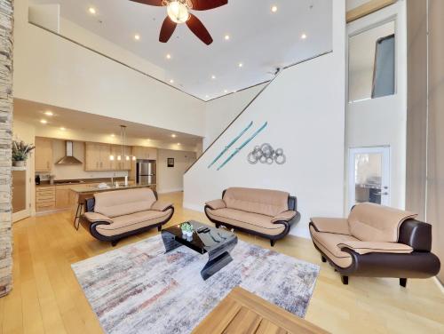 ein Wohnzimmer mit Sofas und einem Deckenventilator in der Unterkunft Freestyle - Snowcrest Escape in Brian Head