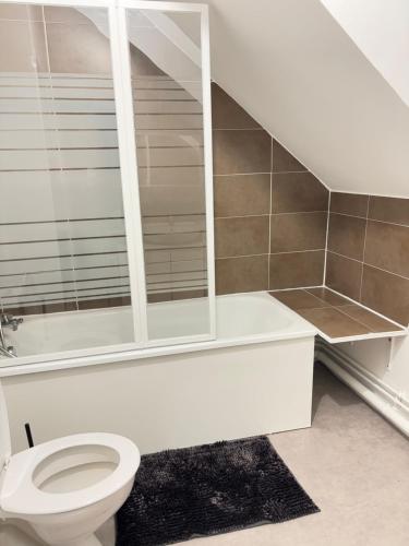 La salle de bains blanche est pourvue de toilettes et d'un escalier. dans l'établissement Angel, à Versailles