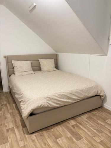 Ce lit se trouve dans un dortoir doté d'un mur blanc. dans l'établissement Angel, à Versailles